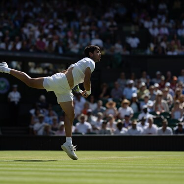ROLEX TESTIMONEE AND THREE-TIME GRAND SLAM® CHAMPION CARLOS ALCARAZ HITS A SERVE EN ROUTE TO VICTORY AT THE CHAMPIONSHIPS, WIMBLEDON, 2023
