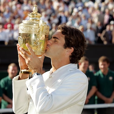 ROLEX TESTIMONEE ROGER FEDERER LIFTS THE GENTLEMEN’S SINGLES TROPHY AT THE CHAMPIONSHIPS, WIMBLEDON IN 2007