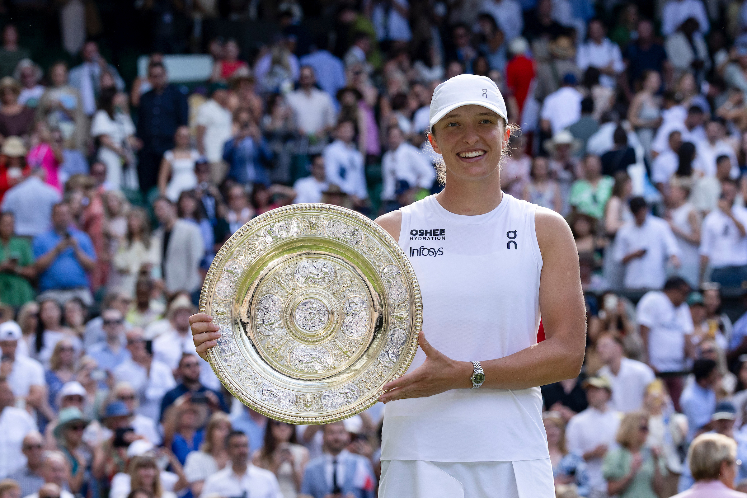 ROLEX TESTIMONEE AND 2025 WIMBLEDON LADIES' SINGLES CHAMPION, IGA ŚWIĄTEK, WITH THE VENUS ROSEWATER DISH