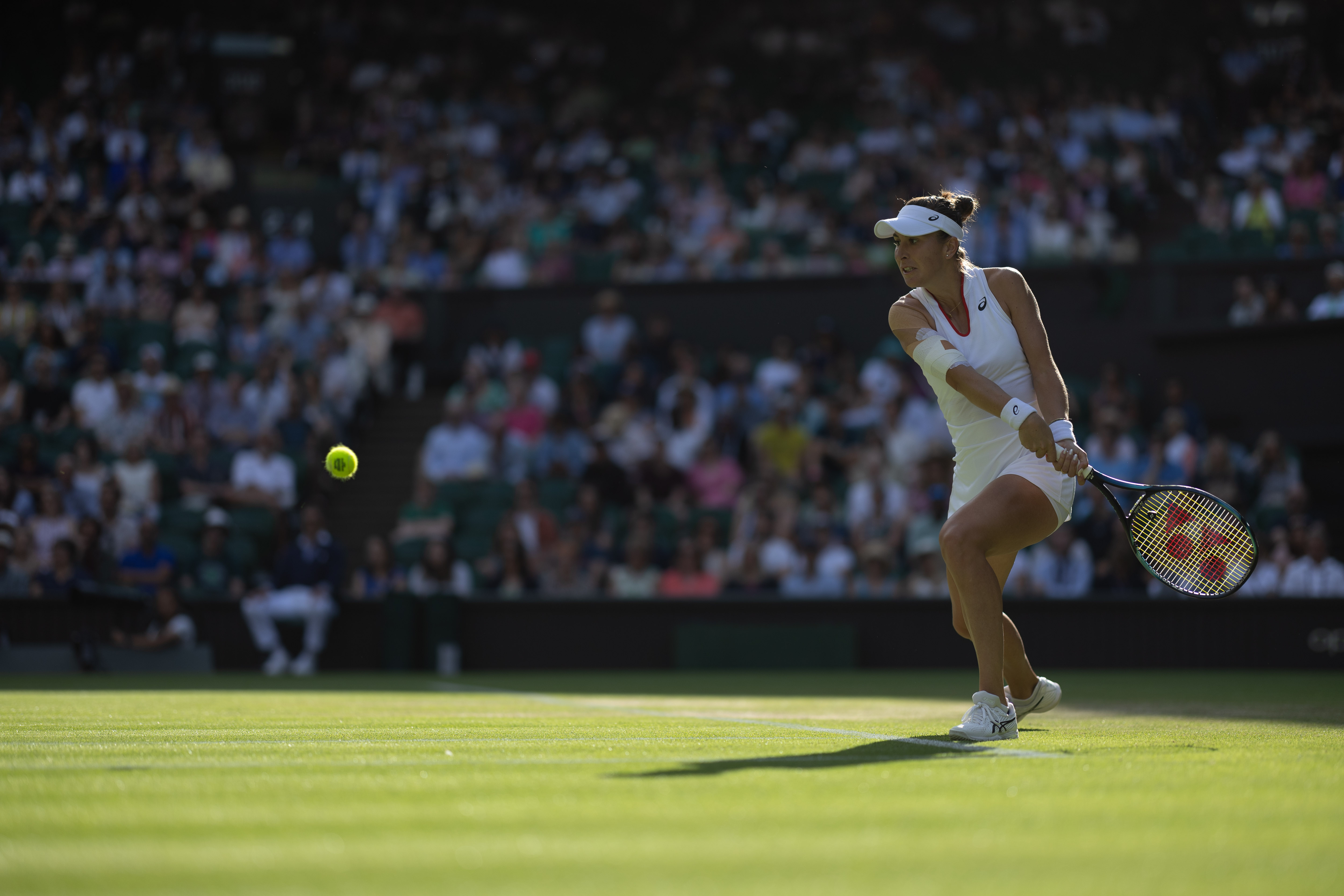 ROLEX TESTIMONEE BELINDA BENCIC PLAYS A BACKHAND ON CENTRE COURT IN 2023