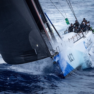 where does the sydney to hobart yacht race finish